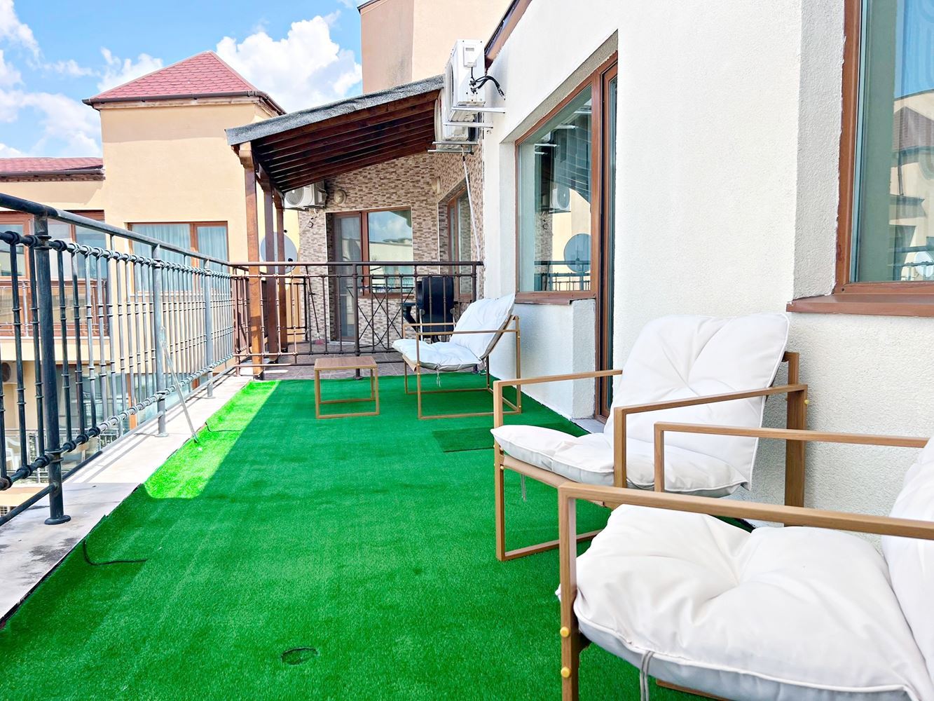 Стильная квартира с одной спальней с низкой таксой обслуживание в отличном комплексе в Солнечном Берегу – готова к проживанию или инвестиции