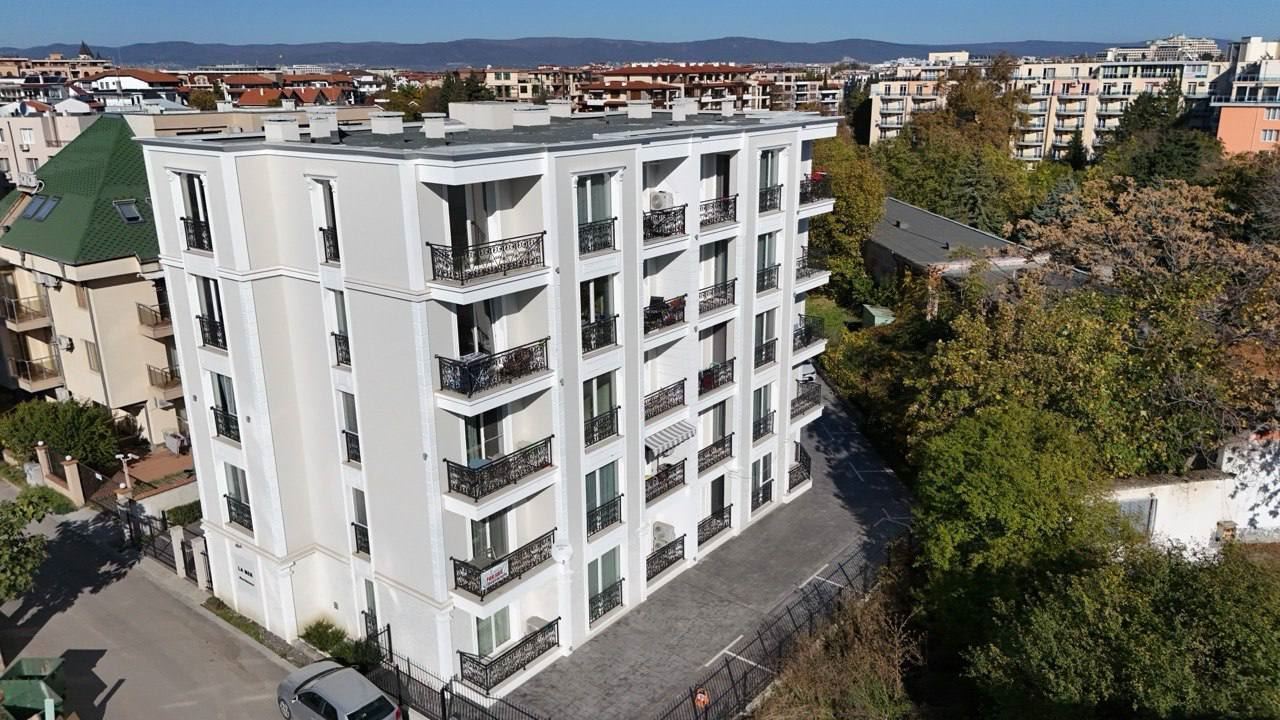 Новое студио на первом этаже в 200 метрах от пляжа в Несебре – комфорт, стиль и отличное расположение