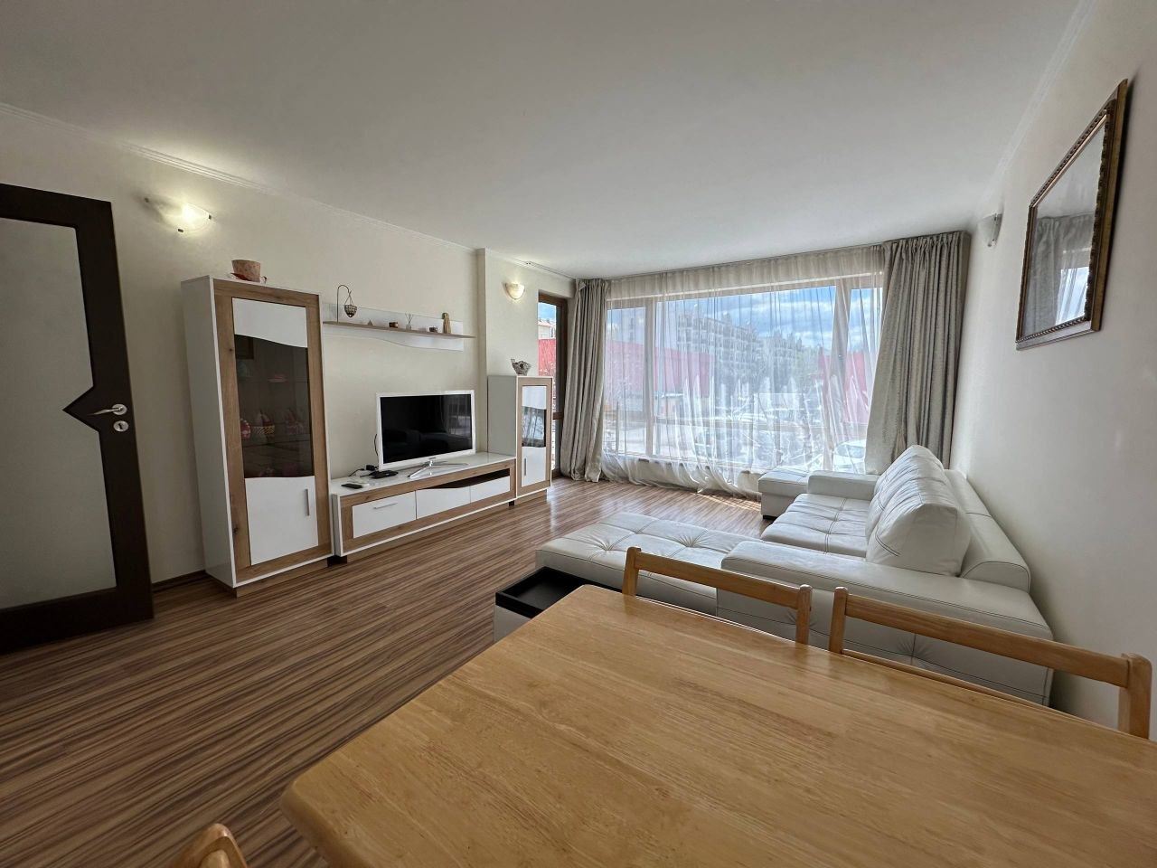 Двухкомнатная квартира в Солнечном Береге – полностью меблированная недвижимость с отличным расположением и круглогодичной инфраструктурой