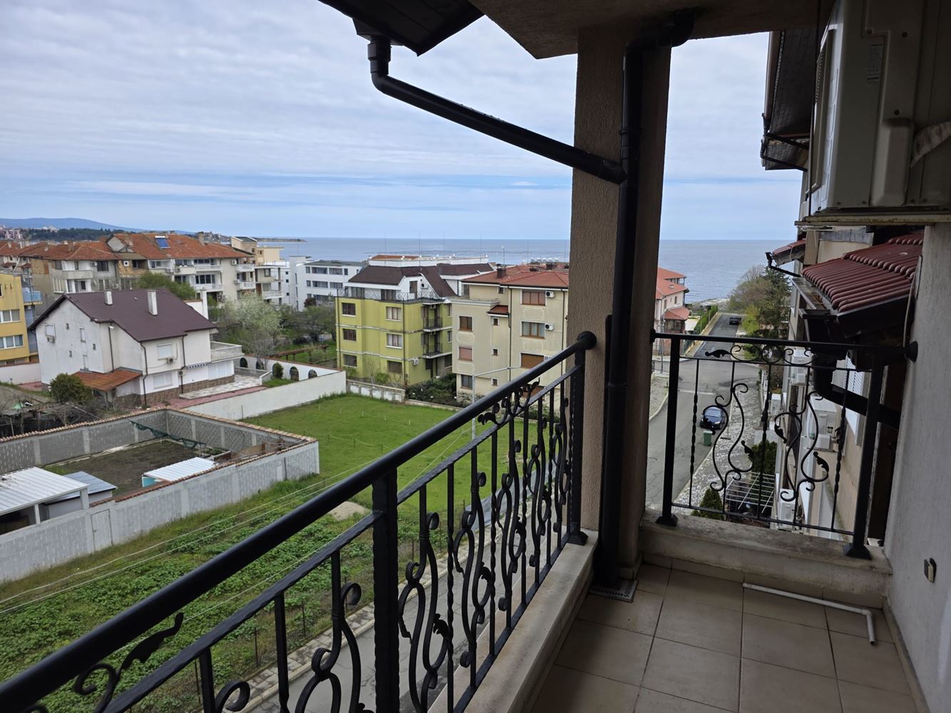 Панорамная квартира с видом на море в Равде – пространство, комфорт и отличное расположение на второй линии