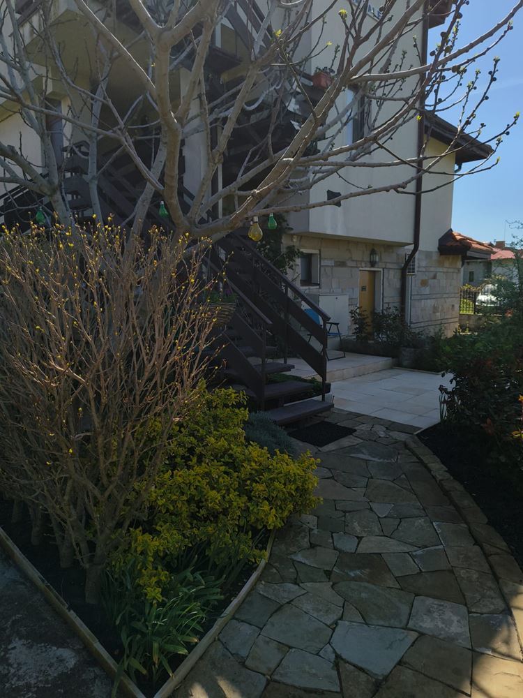 Отремонтированная двухкомнатная квартира с панорамным видом в современном комплексе рядом с Солнечным берегом