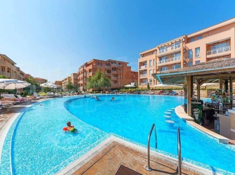 Эксклюзивно меблированная студия в закрытом комплексе с богатой инфраструктурой и спокойной атмосферой