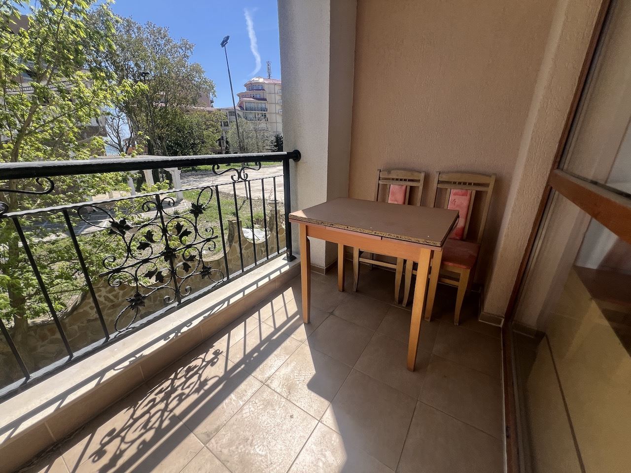 Уютная студия в самом сердце Елените – всего в нескольких минутах от пляжа, в закрытом комплексе с бассейном и отличными удобствами