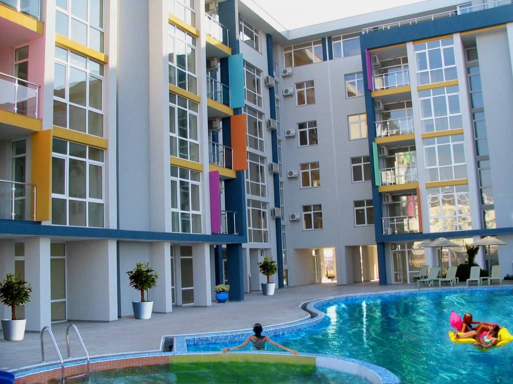 Солнечная и просторная двухкомнатная квартира в Солнечном Береге – полностью меблирована с отличной инфраструктурой комплекса