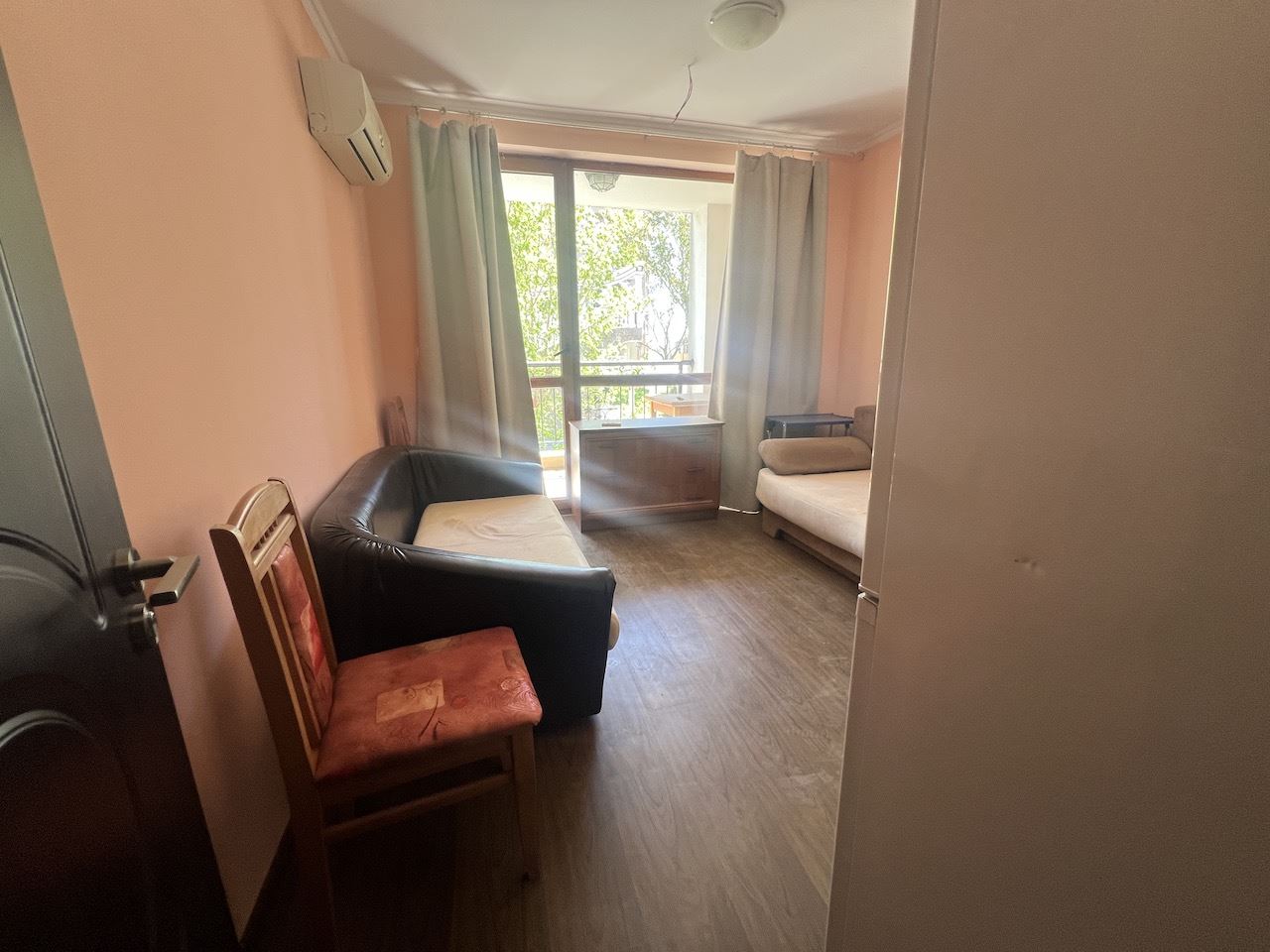 Уютная студия в самом сердце Елените – всего в нескольких минутах от пляжа, в закрытом комплексе с бассейном и отличными удобствами