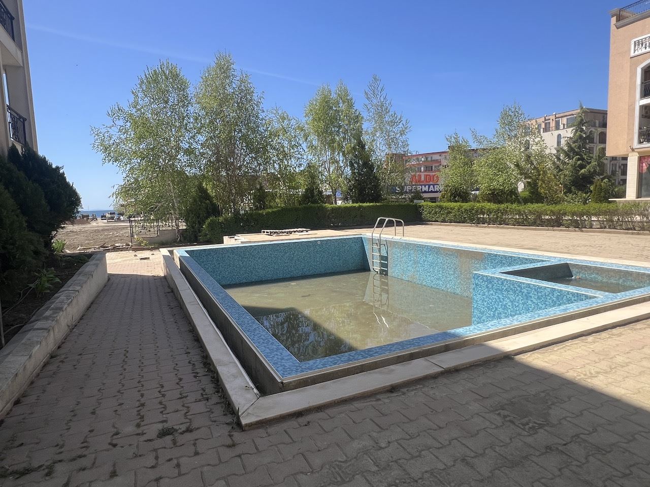 Уютная студия в самом сердце Елените – всего в нескольких минутах от пляжа, в закрытом комплексе с бассейном и отличными удобствами