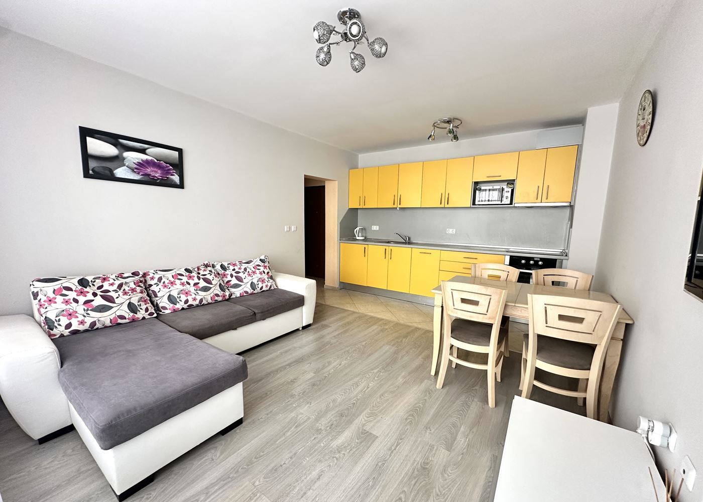 Квартира с одной спальней в 100 м от пляжа в Поморие – комфорт, удобство и вид на море