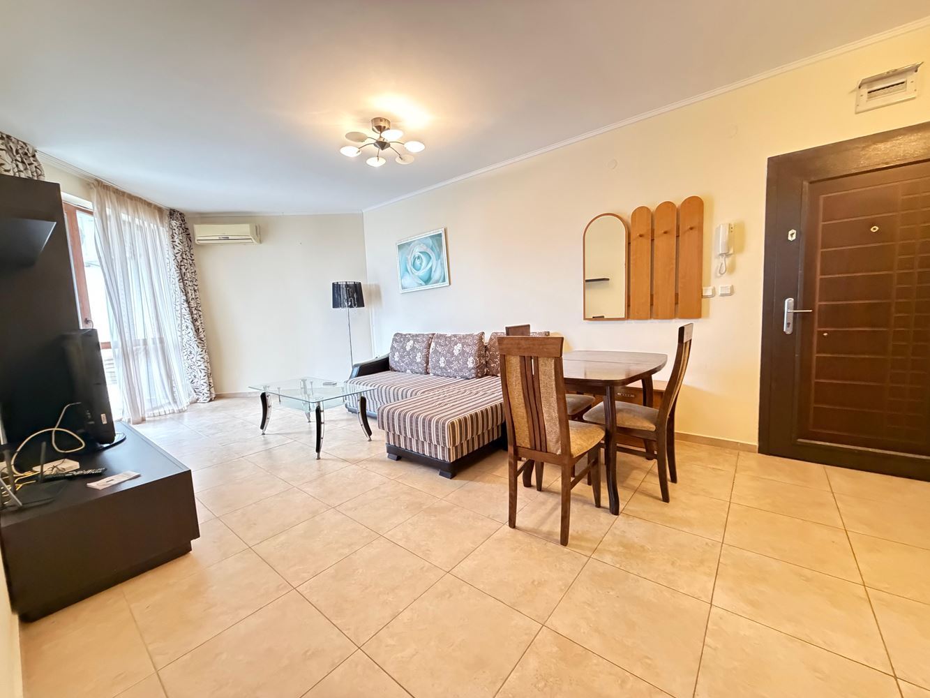 Апартамент с двумя спальнями и видом на бассейн в Несебре – простор, комфорт и отличное расположение всего в 300 метрах от моря