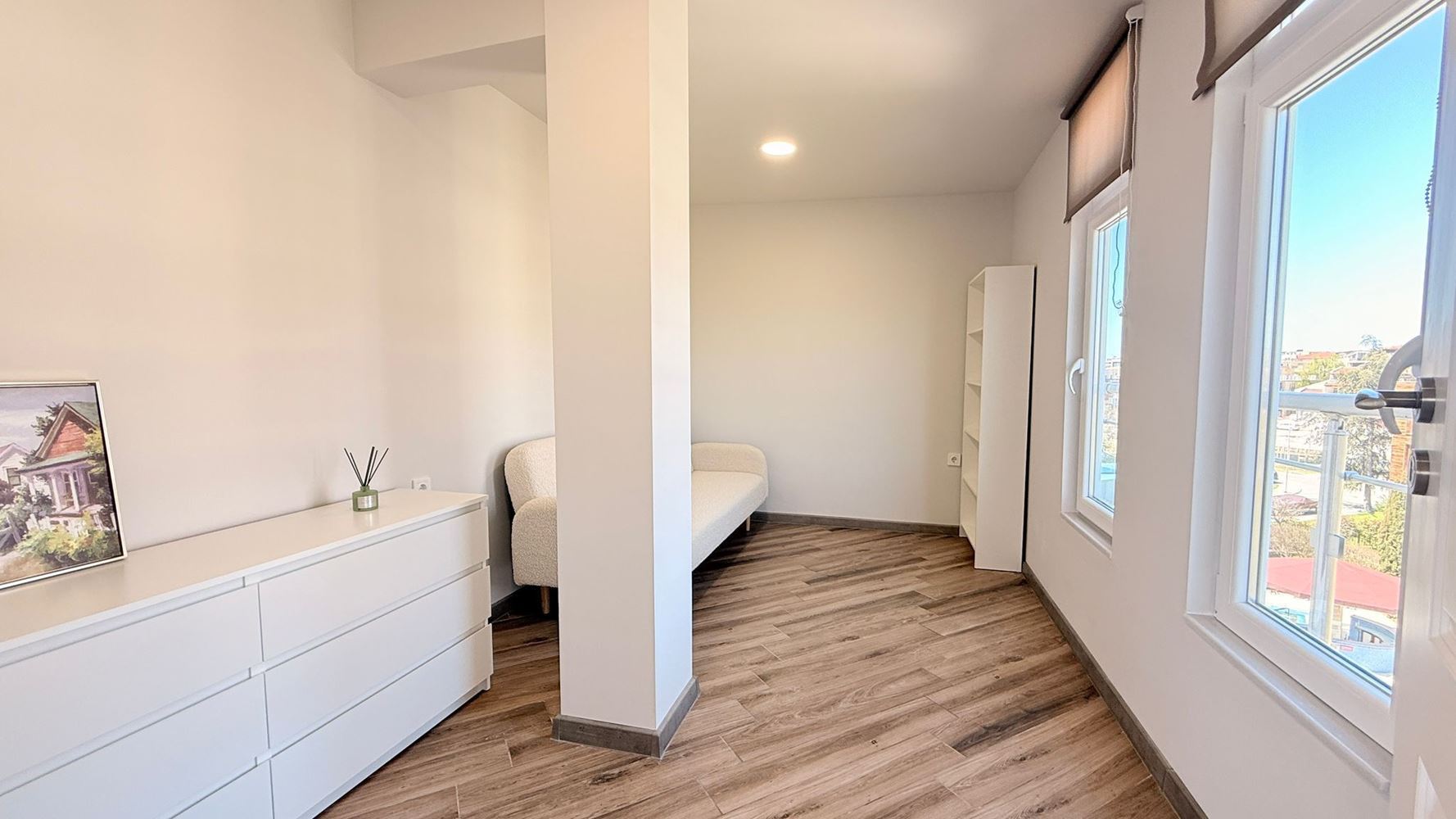 Роскошная квартира с тремя спальнями на первой линии в Равде – простор, престиж и впечатляющая морская панорама