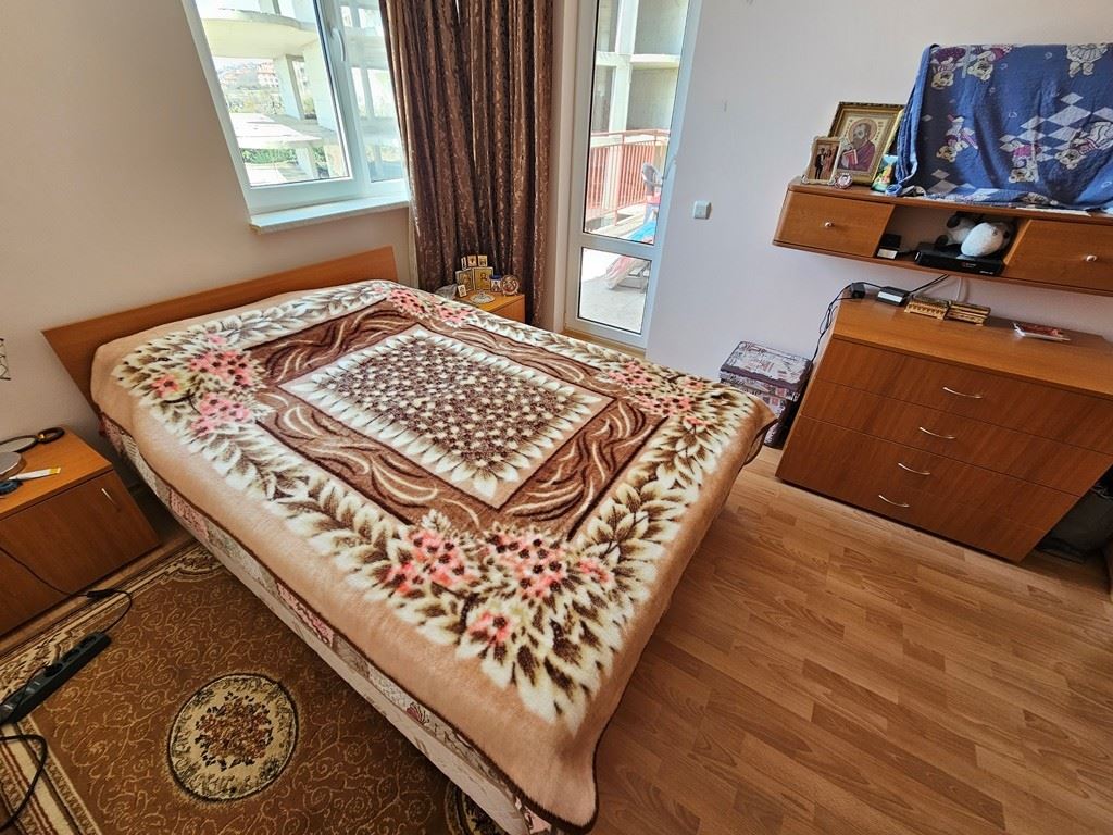 Свети Влас, первая линия моря – панорамная квартира с одной спальней с видом на море из каждой комнаты