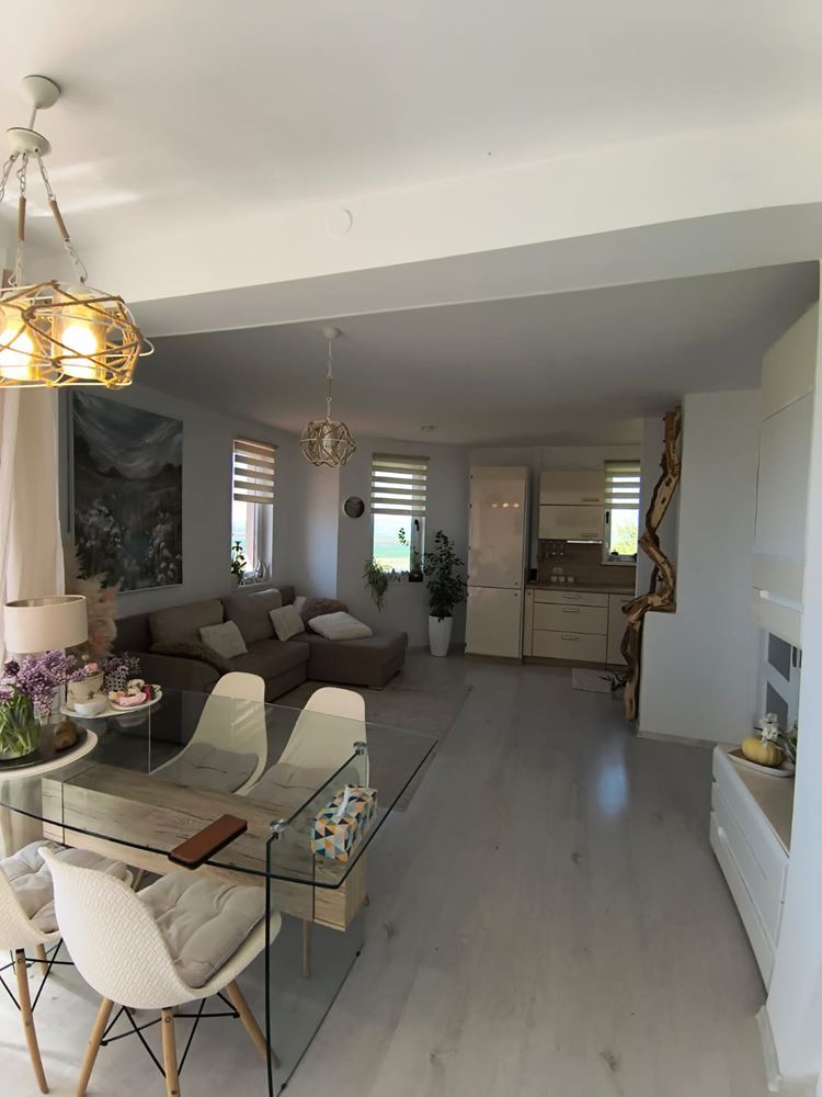 Отремонтированная двухкомнатная квартира с панорамным видом в современном комплексе рядом с Солнечным берегом