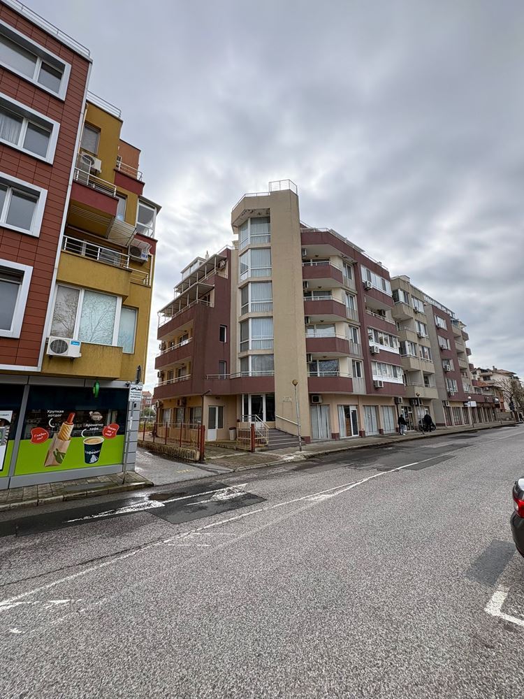 Просторная полностью меблированная студия в Поморие – восточная ориентация и отличная локация в 400 м от моря