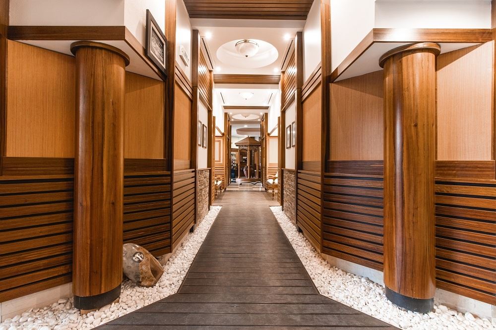 Высокий стандарт и разнообразные удобства – превосходная двухкомнатная квартира в элитном комплексе на первой линии в Равда