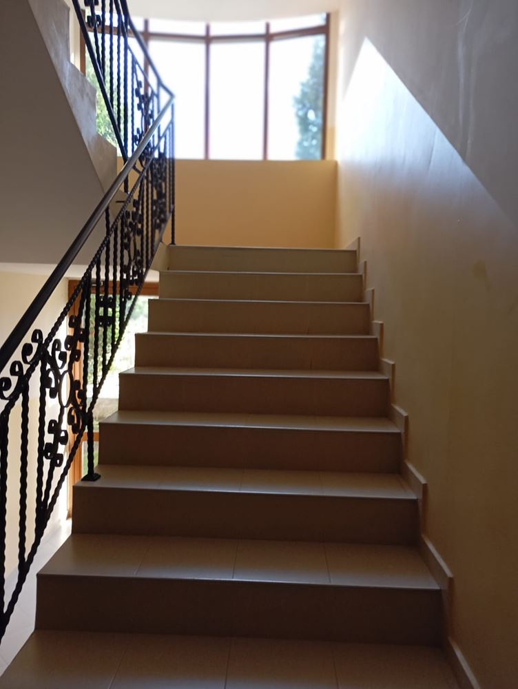 Полностью меблированный двухкомнатный апартамент в 200 м от пляжа в Равде – тишина, зелень и комфорт в небольшом комплексе