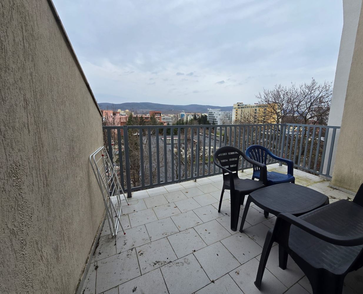 Стильная студия в центре Солнечного берега с видом на парк и город