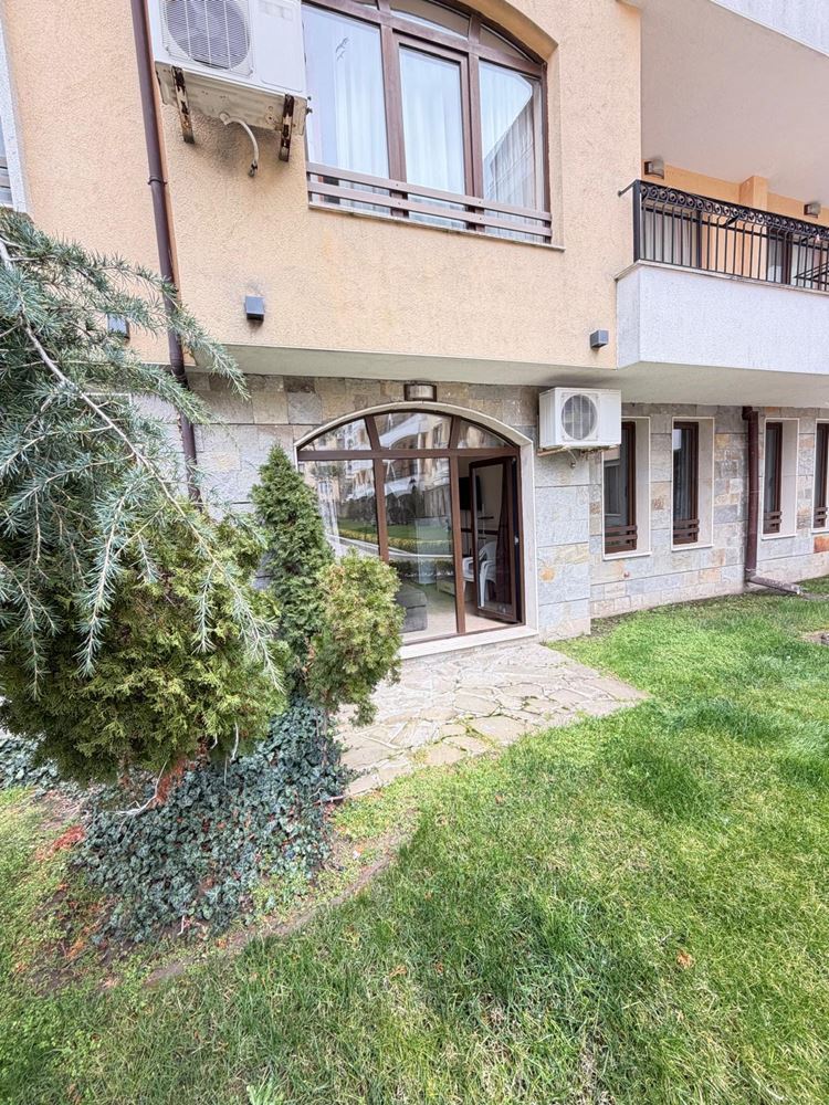 Просторная квартира с двумя спальнями с прямым выходом в собственный двор в Солнечном Береге – комфорт, роскошь и уют