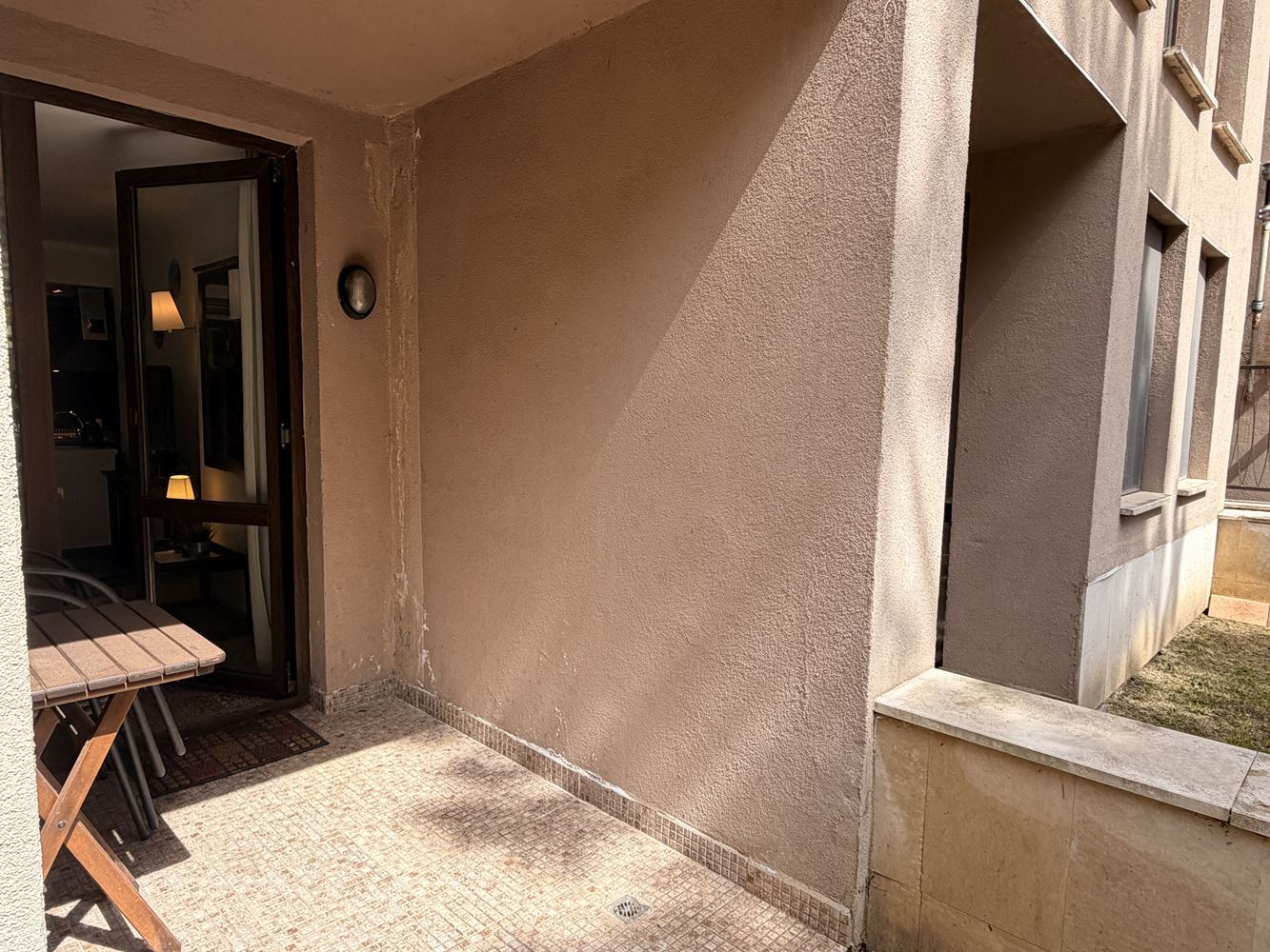 Эксклюзивная студия с садом и прямым доступом к бассейну – в 100 м от моря в Солнечном берегу