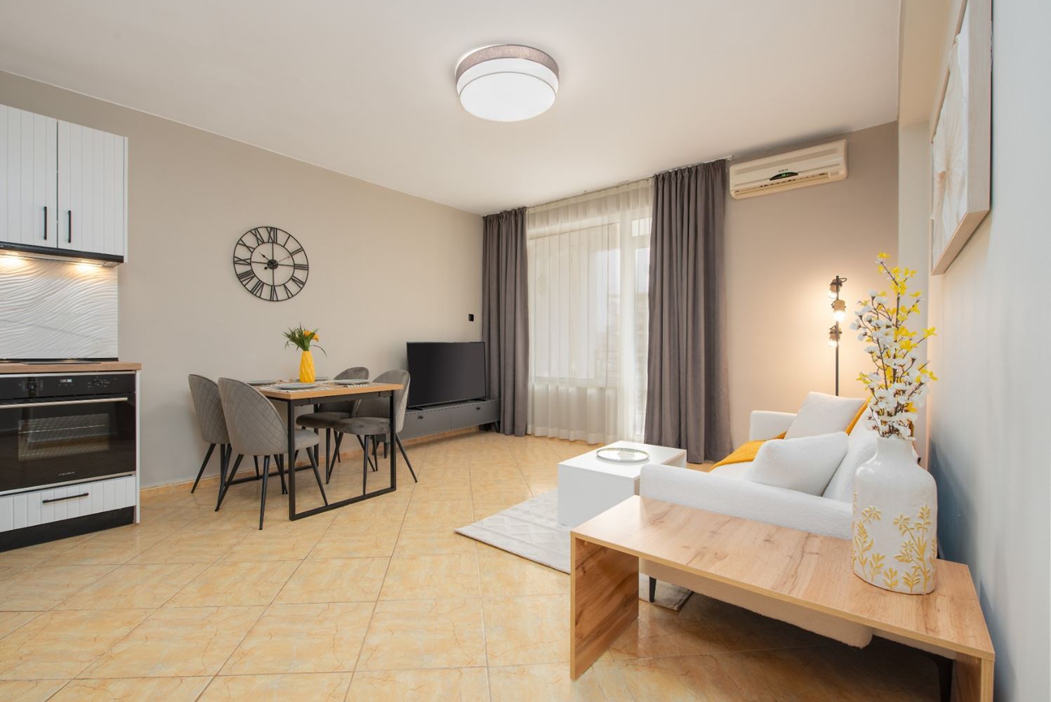 Стильно отремонтированная квартира с двумя спальнями в ухоженном комплексе в Солнечном Береге – комфорт, спокойствие и отличное расположение