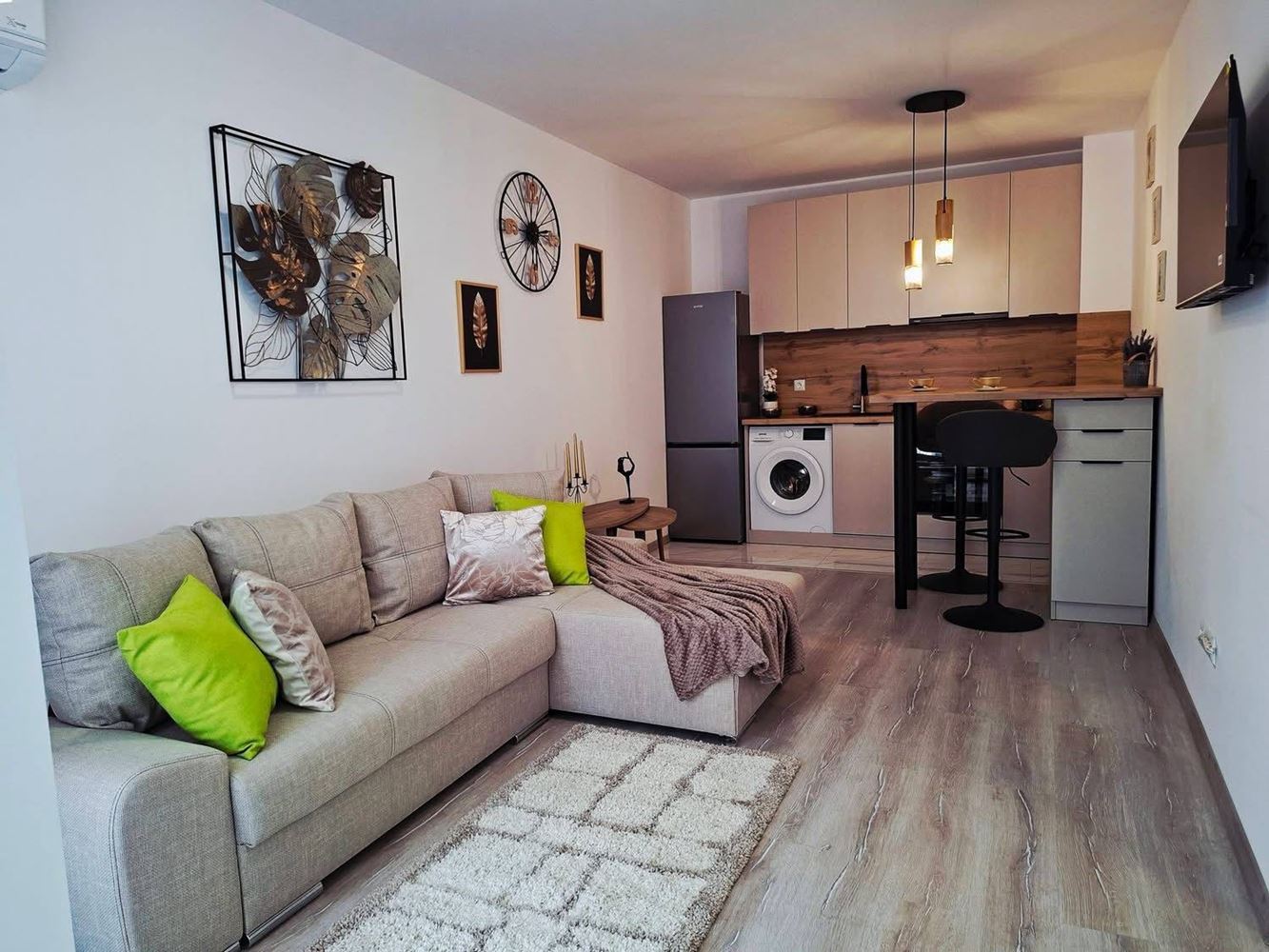 Стильная двухкомнатная квартира с низкой таксой обслуживания в Солнечном Береге – комфорт, безопасность и отличная инвестиция у моря