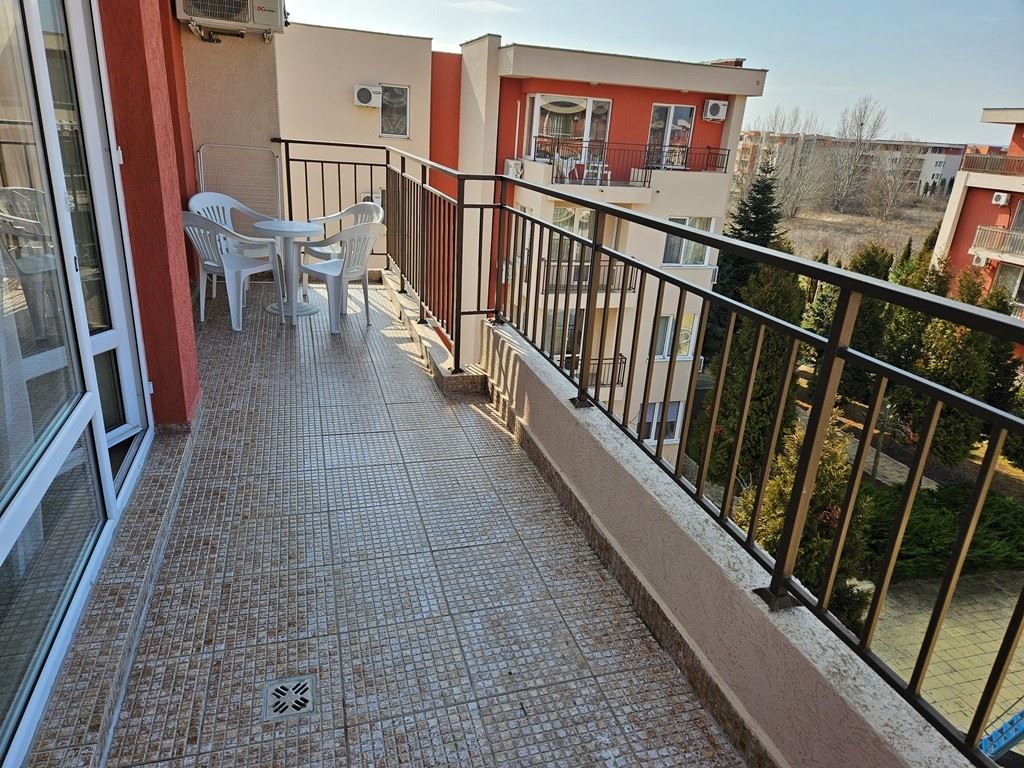 Полностью меблированная квартира с одной спальней на последнем этаже в Солнечном Береге – вид на бассейн и роскошная атмосфера