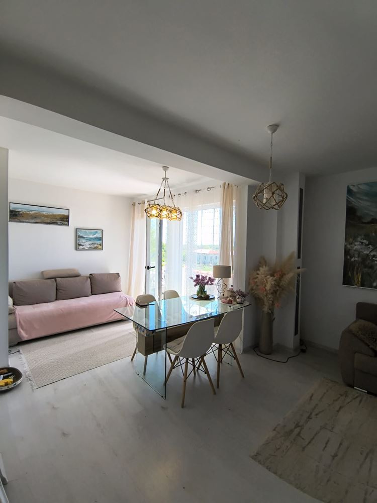 Отремонтированная двухкомнатная квартира с панорамным видом в современном комплексе рядом с Солнечным берегом