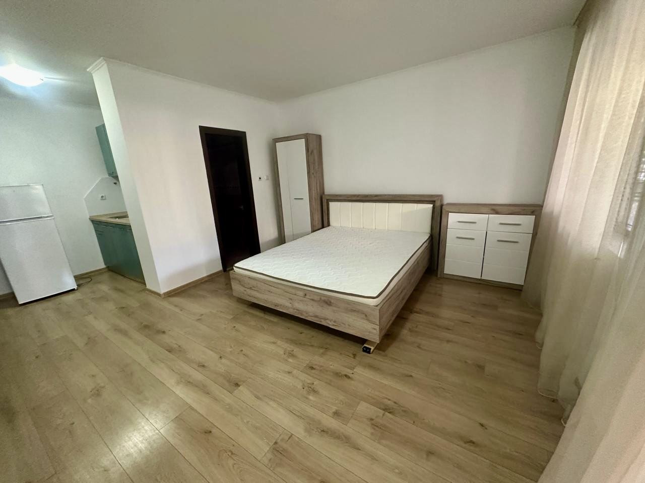 Просторная студия на партере с большой террасой и возможностью переделки в квартиру с одной спальней – безопасность и комфорт в Несебре