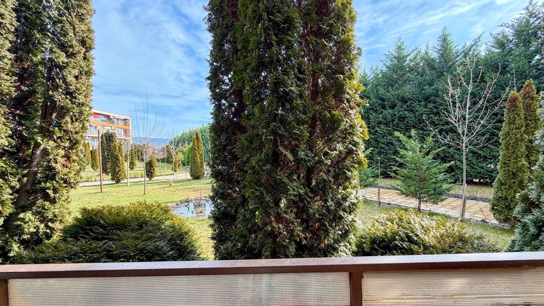 Просторная студия с террасой в современном комплексе на Солнечном берегу – комфорт и развлечения в шаговой доступности от моря