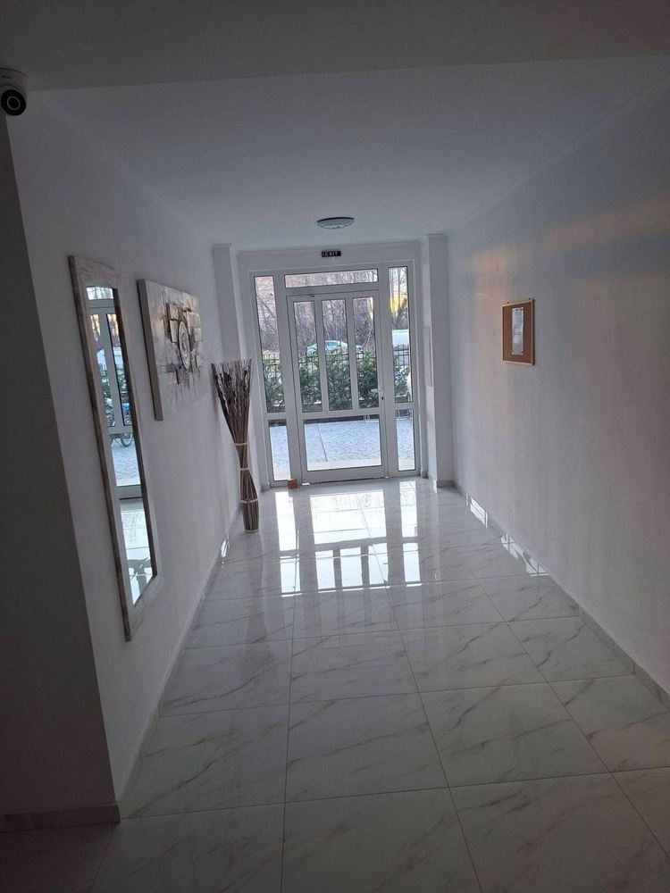 Стильная двухкомнатная квартира с низкой таксой обслуживания в Солнечном Береге – комфорт, безопасность и отличная инвестиция у моря