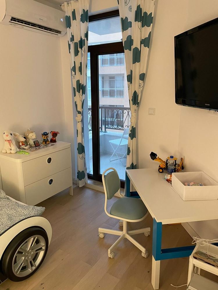 Просторная пятикомнатная квартира с морской панорамой в Поморие – комфорт, стиль и функциональность для большой семьи