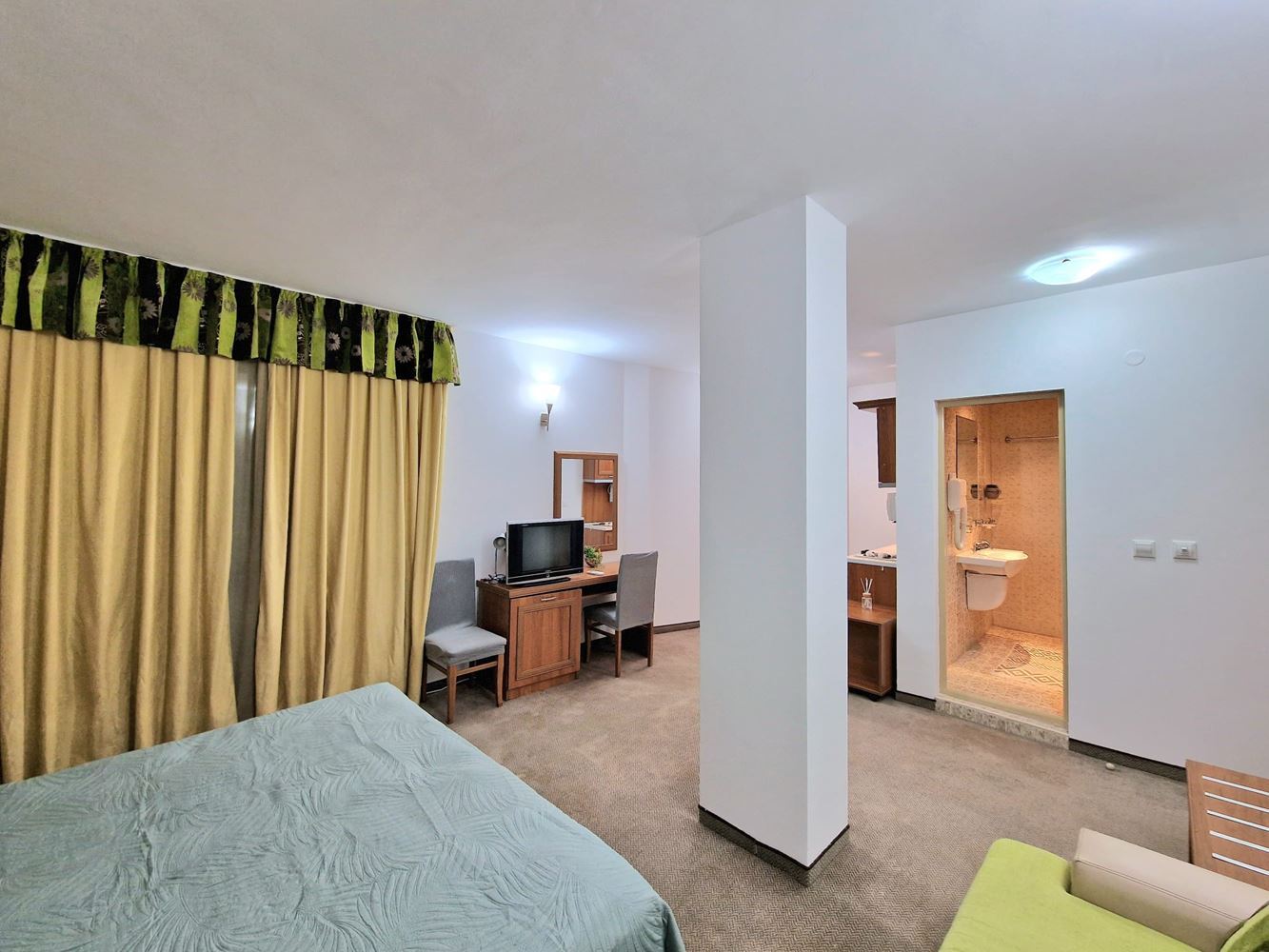 Панорамная студия на последнем этаже в Солнечном берегу – тишина, простор и ощущение свободы