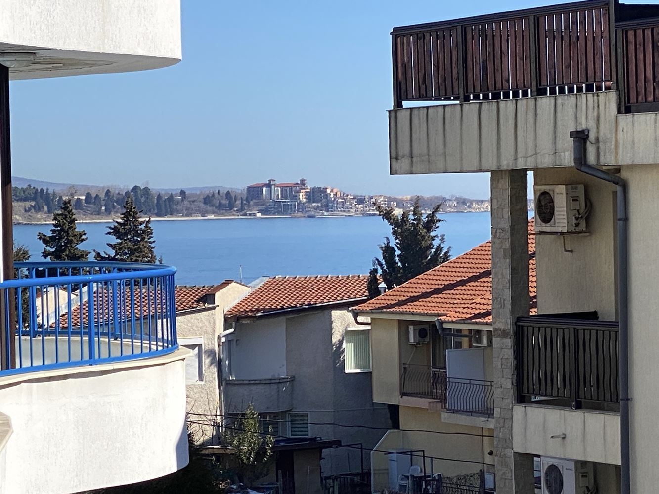 Однокомнатная квартира с видом на море в интересном комплексе