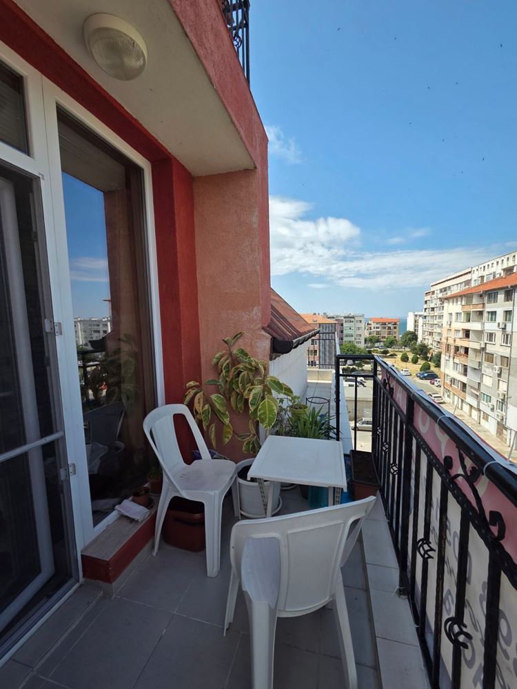 Просторная квартира с одной спальней с панорамным видом на солницы и море в городе Поморие