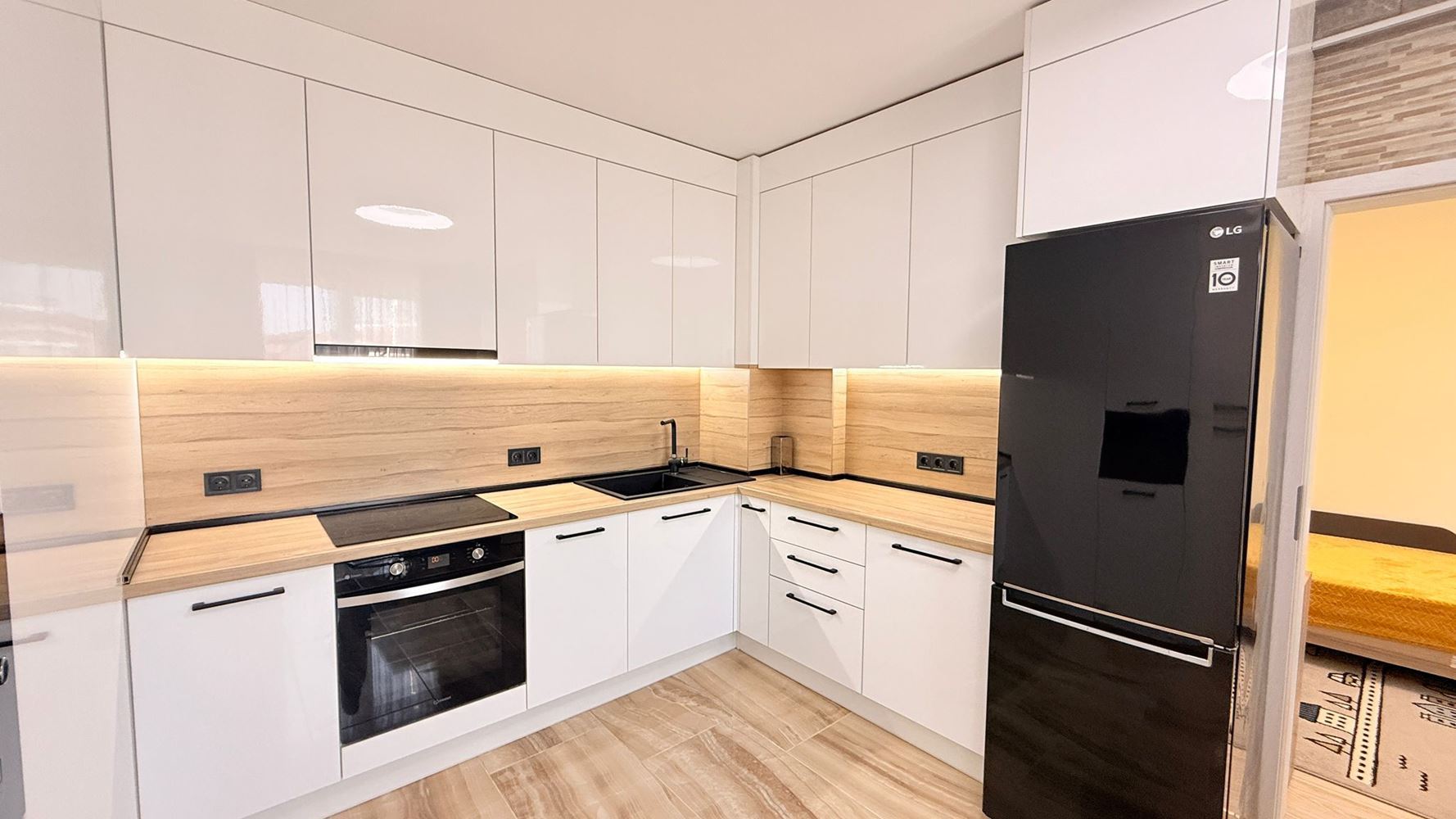 Роскошный двухуровневый апартамент с тремя спальнями в центре Солнечного Берега – простор, стиль и комфорт на двух уровнях