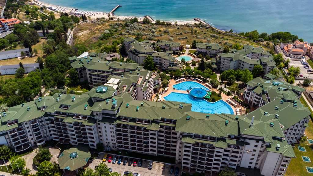 Высокий стандарт и разнообразные удобства – превосходная двухкомнатная квартира в элитном комплексе на первой линии в Равда