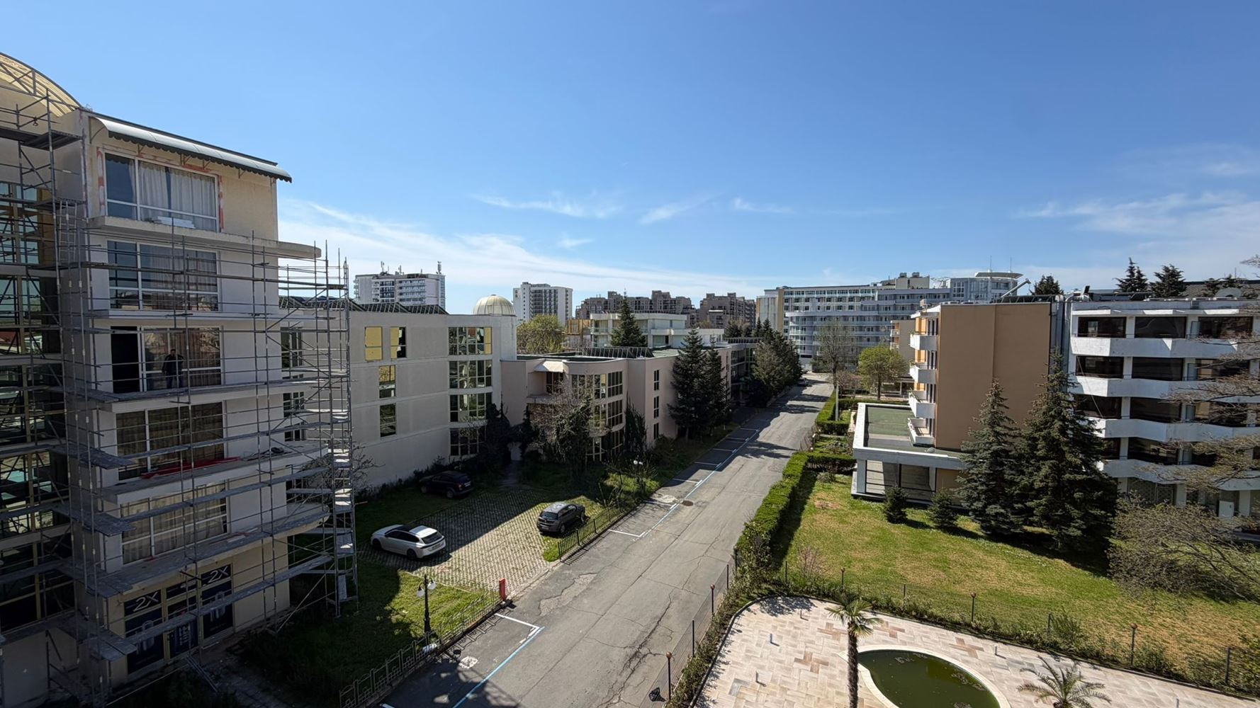 Просторная двухкомнатная квартира в 300 м от моря в Солнечном Береге – комфорт, безопасность и отличная инвестиция