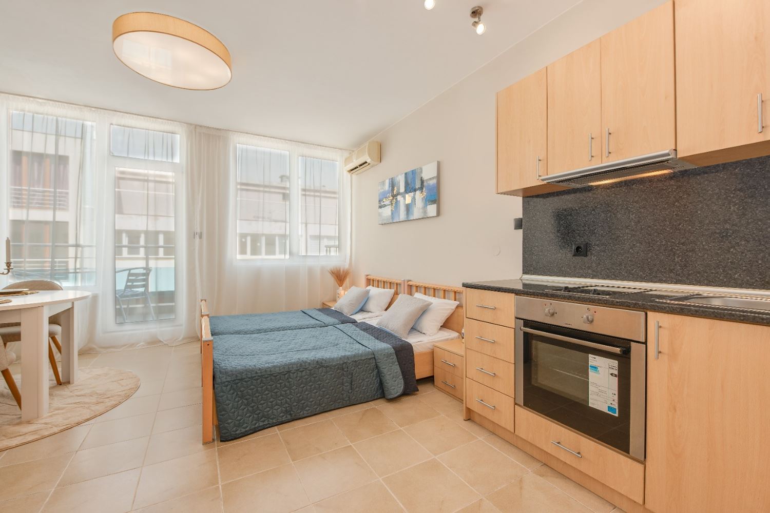 Солнечная и просторная студия с видом на море в Равде – 100 м от пляжа, в ухоженном комплексе с бассейном и зеленью