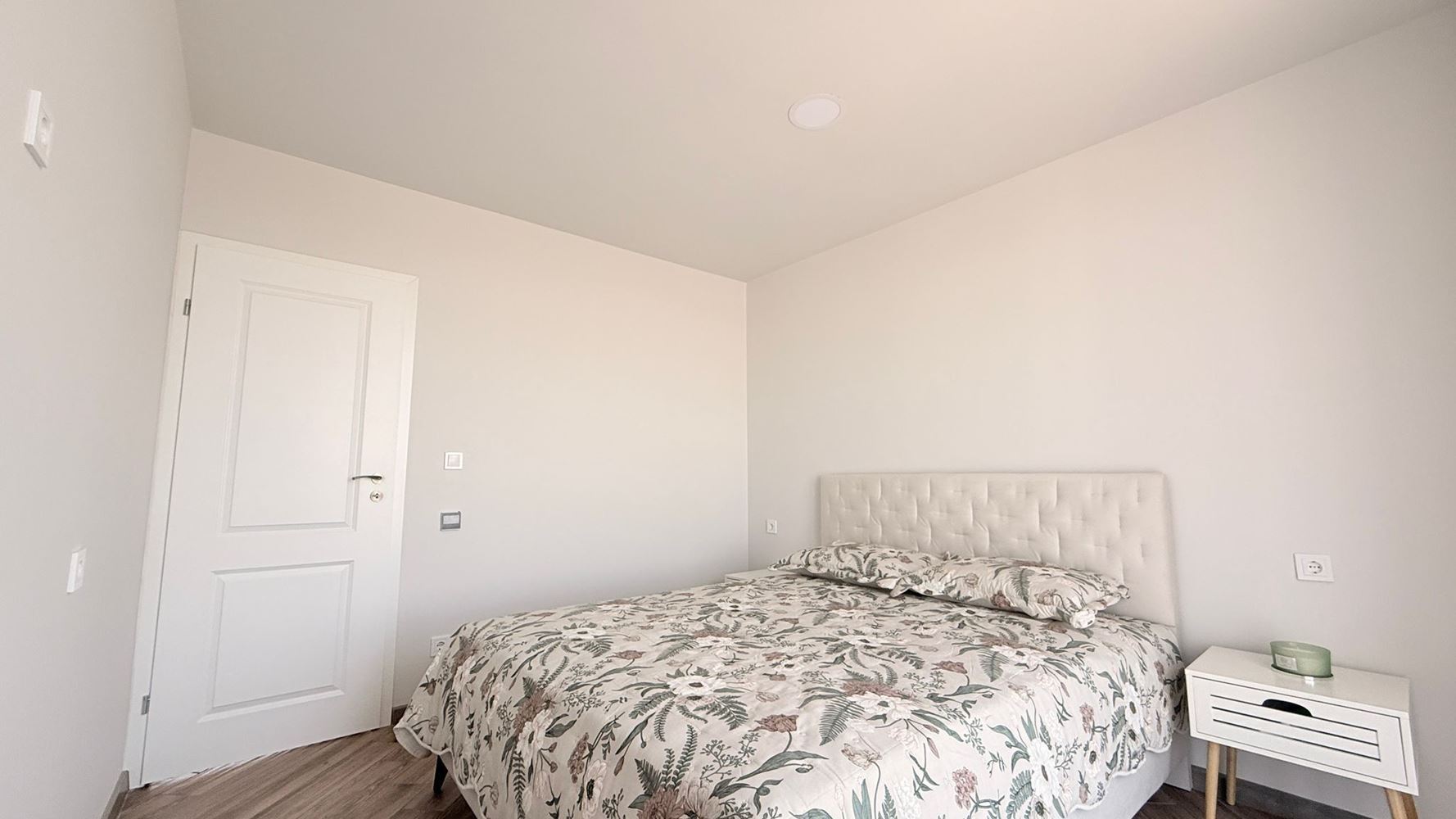 Роскошная квартира с тремя спальнями на первой линии в Равде – простор, престиж и впечатляющая морская панорама