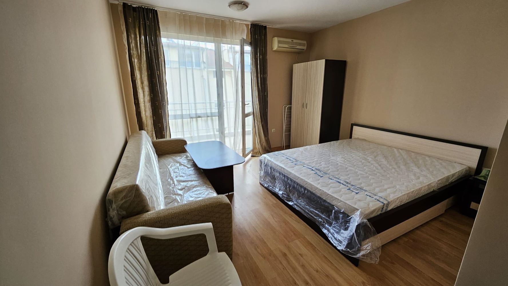 Полностью меблированная студия в Равде без обслуживания – всего в 200 метрах от моря