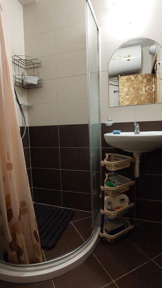 Обзаведенная студия в Старом городе Поморие – в 100 м от моря, с большой застекленной террасой и отличной локацией