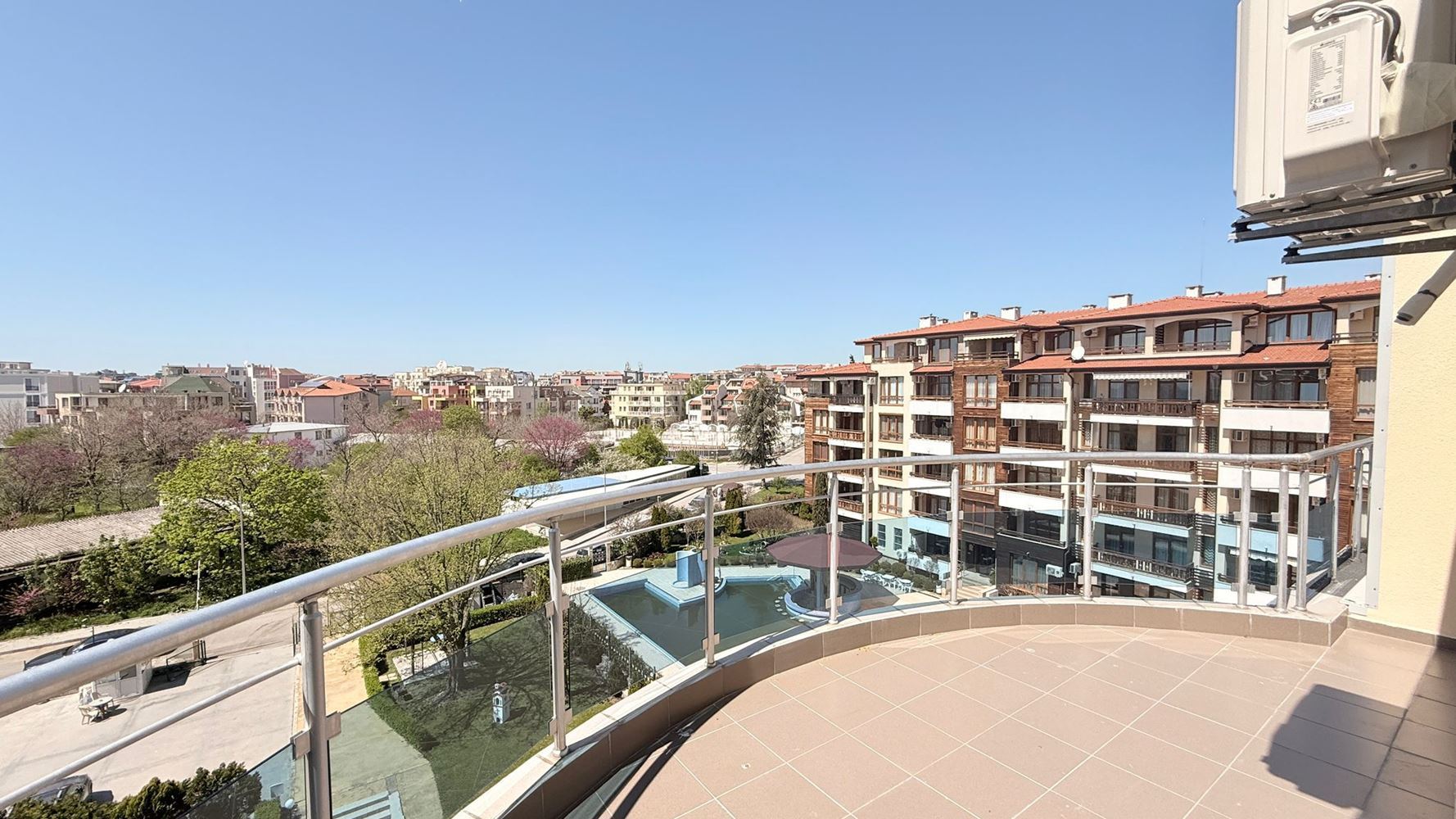 Роскошная квартира с тремя спальнями на первой линии в Равде – простор, престиж и впечатляющая морская панорама