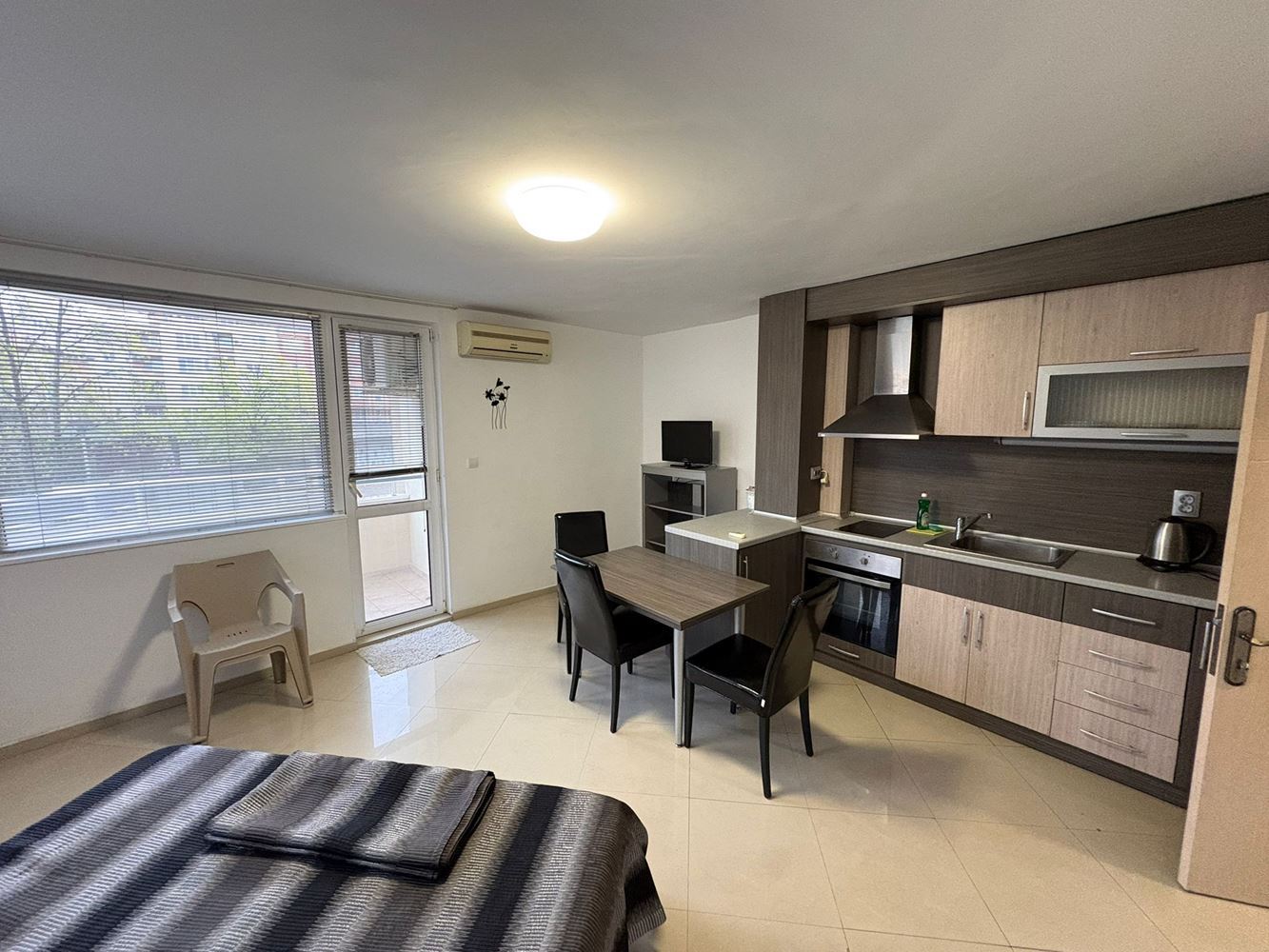 Просторная полностью меблированная студия в Поморие – восточная ориентация и отличная локация в 400 м от моря