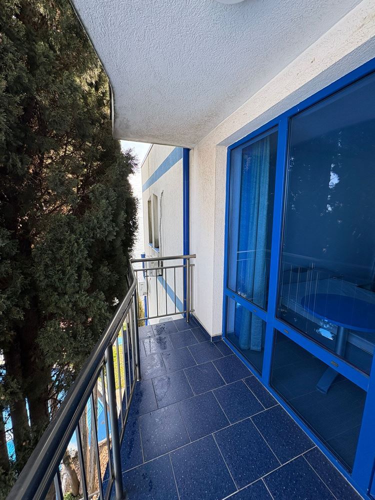 Просторная двухкомнатная квартира на первой линии моря в Поморие