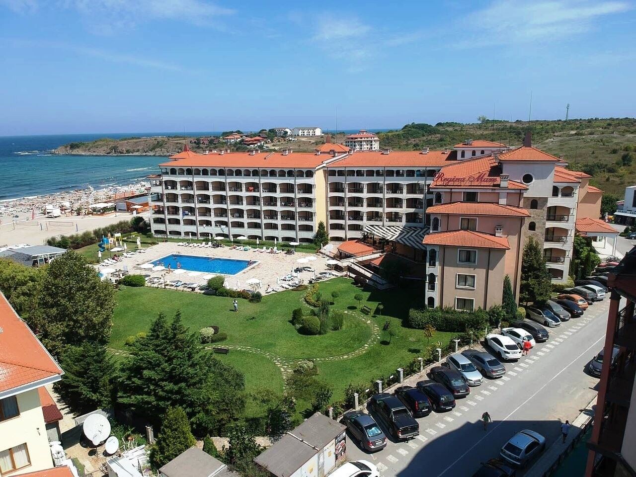 Просторная квартира с одной спальней на первой линии моря в Царево с полной меблировкой