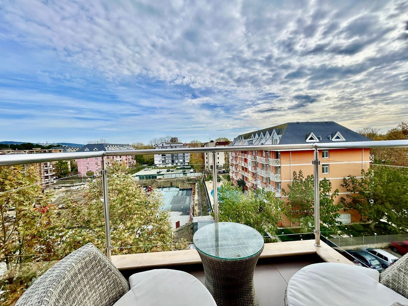 Светлая и уютная студия с видом на красивую внутреннюю территорию – комфорт и спокойствие в современном комплексе