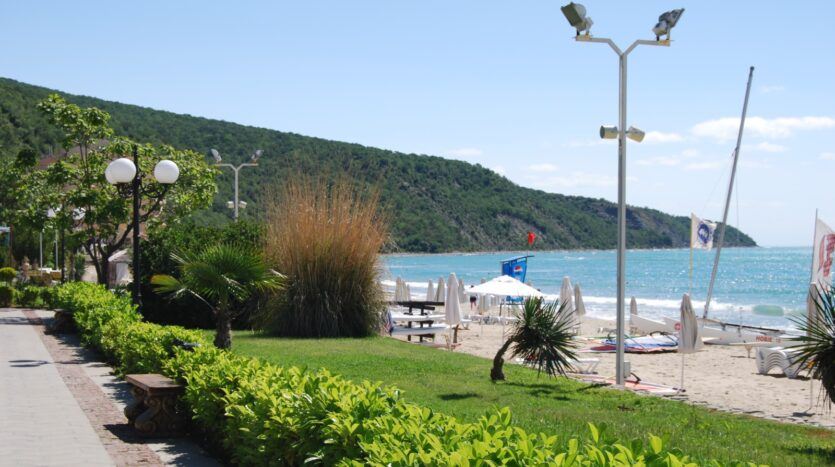 Двухкомнатная квартира на первой линии в Елените с панорамным видом на море и отличным инвестиционным потенциалом