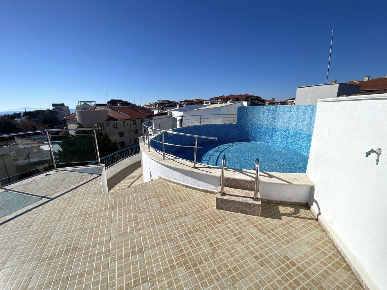 Однокомнатная квартира с видом на море в интересном комплексе