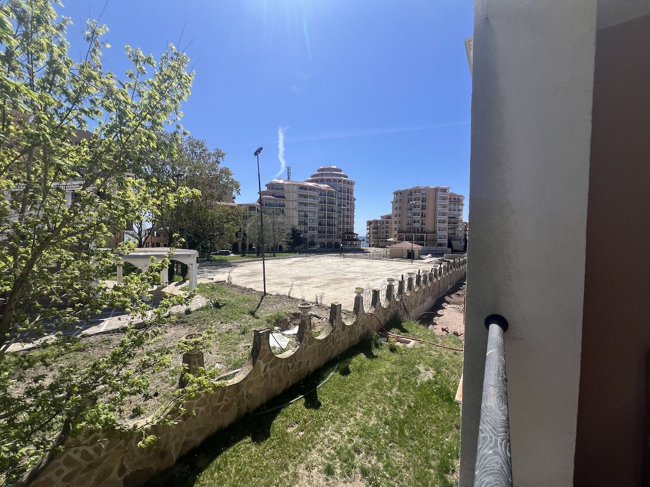 Уютная студия в самом сердце Елените – всего в нескольких минутах от пляжа, в закрытом комплексе с бассейном и отличными удобствами