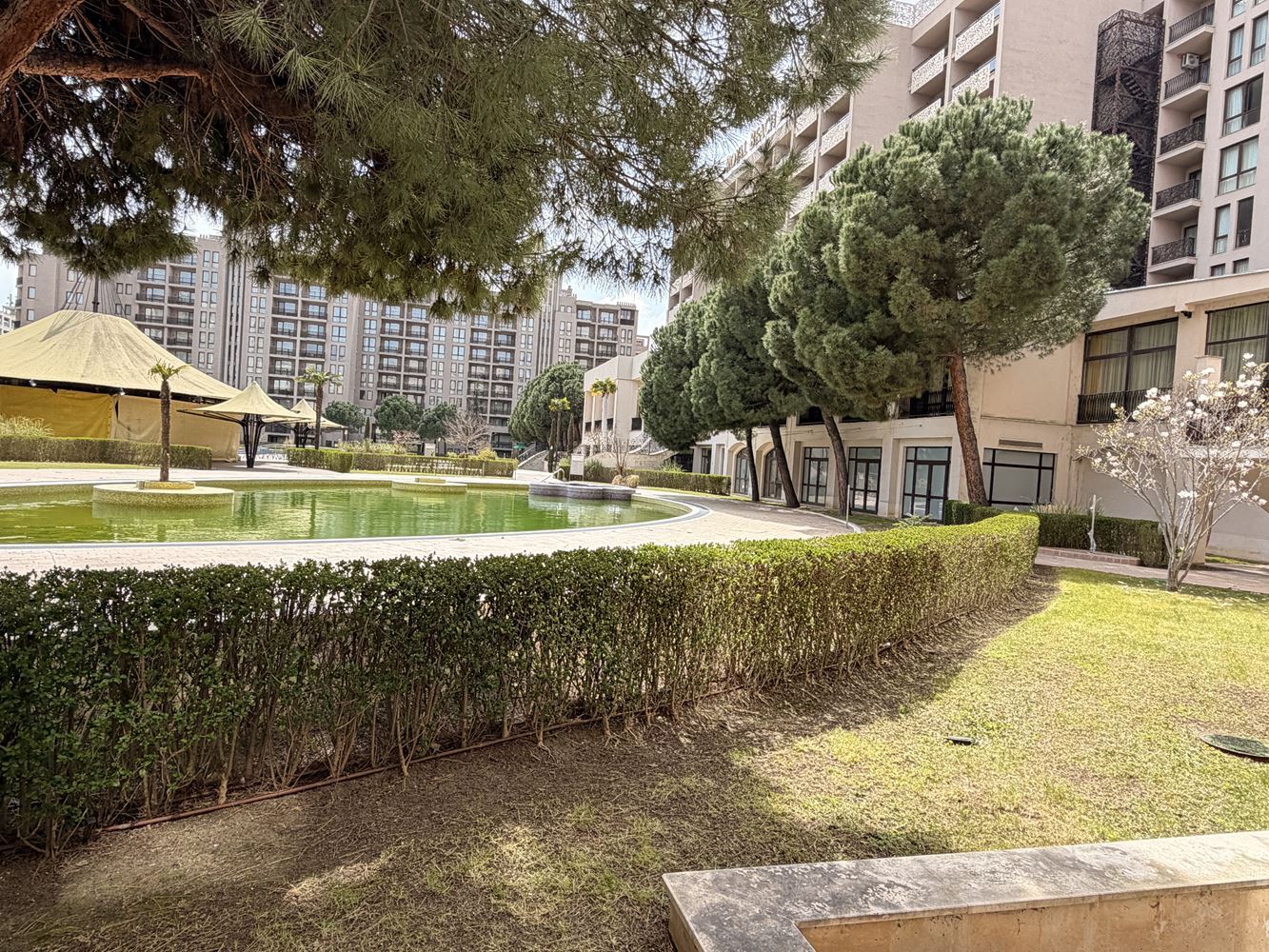 Эксклюзивная студия с садом и прямым доступом к бассейну – в 100 м от моря в Солнечном берегу