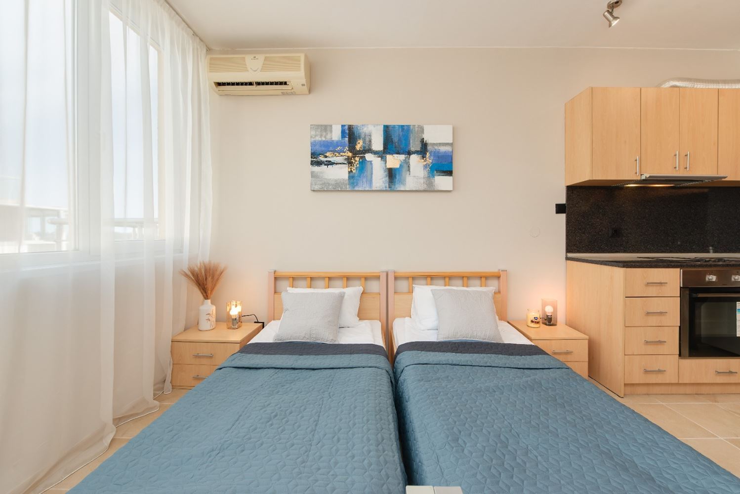 Солнечная и просторная студия с видом на море в Равде – 100 м от пляжа, в ухоженном комплексе с бассейном и зеленью