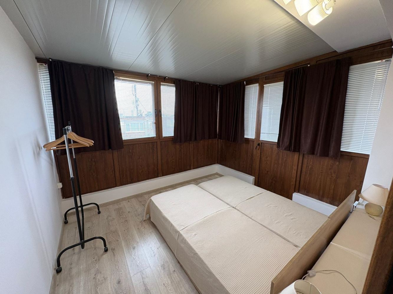 Поморие – просторная квартира с 2 спальнями на первой линии с видом на море и низкой платой за обслуживание